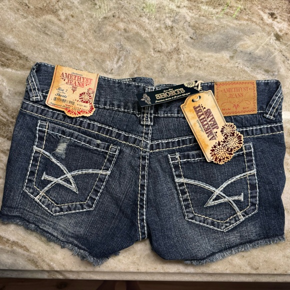 NWT!! Amethyst Junior’s Sz 7 low rise shorts, 2” inseam, smoke free home!! - Picture 2 of 11